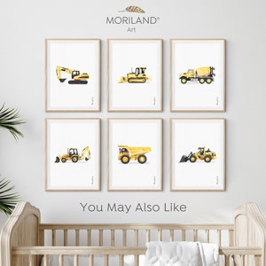 Op de afbeelding: Zes ingelijste prints van gele bouwvoertuigen op een witte muur. De voertuigen omvatten een graafmachine, een bulldozer, een betonmixer, een graafmachine, een kipper en een shovel. De prints zijn allemaal even groot en hebben een witte achtergrond. De tekst "MORILAND Art" staat bovenaan de afbeelding. De tekst "Misschien vind je dit ook leuk" staat onderaan de afbeelding.