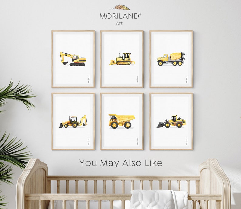 Op de afbeelding: Zes ingelijste prints van gele bouwvoertuigen op een witte muur. De voertuigen omvatten een graafmachine, een bulldozer, een betonmixer, een graafmachine, een kipper en een shovel. De prints zijn allemaal even groot en hebben een witte achtergrond. De tekst "MORILAND Art" staat bovenaan de afbeelding. De tekst "Misschien vind je dit ook leuk" staat onderaan de afbeelding.