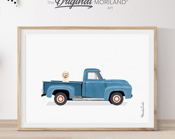Könnte beinhalten: Ein blauer Vintage-Pickup mit einem weißen Hund, der in der Ladefläche des Trucks sitzt. Der Truck hat rote Radkappen und einen weißen Hintergrund.
