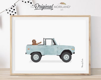 Könnte beinhalten: Ein hellblauer Vintage Ford Bronco Pickup Truck mit einem braunen Hund, der in der Ladefläche des Trucks sitzt. Der Truck steht auf weißem Hintergrund.