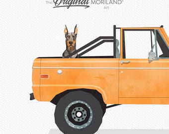 Könnte beinhalten: Ein brauner und schwarzer Dobermann-Hund schaut aus dem hinteren Teil eines orangefarbenen Vintage-Pickups. Der LKW hat einen schwarzen Überrollbügel und schwarze Räder. Der Text "The Original MORILAND Art" befindet sich in der oberen rechten Ecke des Bildes.