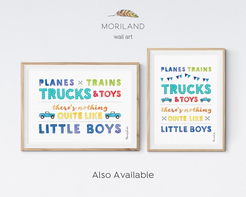 Op de afbeelding: Twee ingelijste prints met een witte achtergrond en kleurrijke tekst die "PLANES &times; TRAINS TRUCKS & TOYS there's nothing QUITE LIKE LITTLE BOYS!" luidt. De prints zijn in een houten lijst en hangen aan een witte muur.