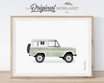 Puede incluir: Una ilustración de acuarela de un Ford Bronco verde con techo blanco. Un perro pequeño está mirando por la ventana trasera. El arte está firmado "Michelle Jankola".