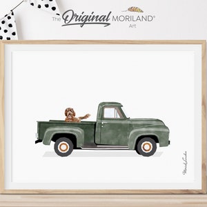 Donkergroene oude pick-up met hondenprint, bruine goldendoodle muurkunst, huisdier afdrukbare poster, hond Memorial cadeau, huisdier portret | MORILAND®