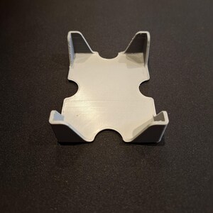 K&ouml;nnte beinhalten: Ein wei&szlig;er Plastik-Kartenhalter mit zwei Steckpl&auml;tzen zum Aufbewahren von Karten. Der Halter ist so konzipiert, dass er aufrecht steht.