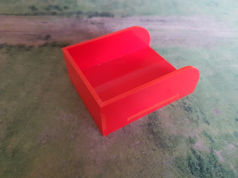 K&ouml;nnte beinhalten: Eine leuchtend rote Plastik-Aufbewahrungsbox mit rechteckiger Form und abgerundeten Kanten.