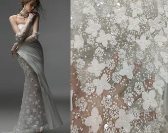 Tessuto in pizzo con fiori ricamati in 3D, tessuto in pizzo per abito da sposa con paillettes bianco avorio e perle, tessuto in pizzo di tulle floreale per abito da sposa