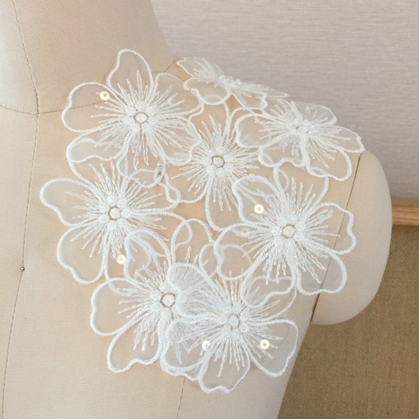 Tissu Fleurs pour embellissement, 3D Blanc Organza DIY Applique florale, perles paillettes Fleurs en tissu pour voile robe de mariée bouquet Bandeau