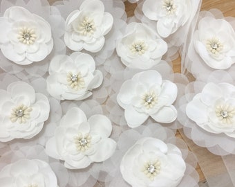 Flor de tecido chiffon acetinado branco para enfeites, aplique floral 3D DIY, flores de tecido para véu, vestido de noiva, buquê e tiara.