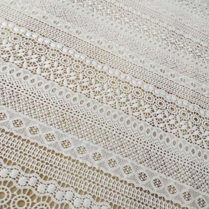 Tissu de dentelle guipure blanche, dentelle de Venise bohème rayonne, robe de mariée de mariée ligne de rayure broderie dentelle de fleurs par mètre image 2