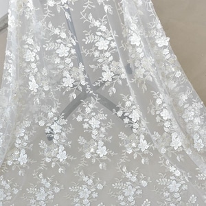 Tissu de dentelle perlé de sequins lourds blanc ivoire, robe de mariée de mariée en dentelle couture, tissu d&#39;appliques de fleurs en tulle de broderie de rayonne par mètre