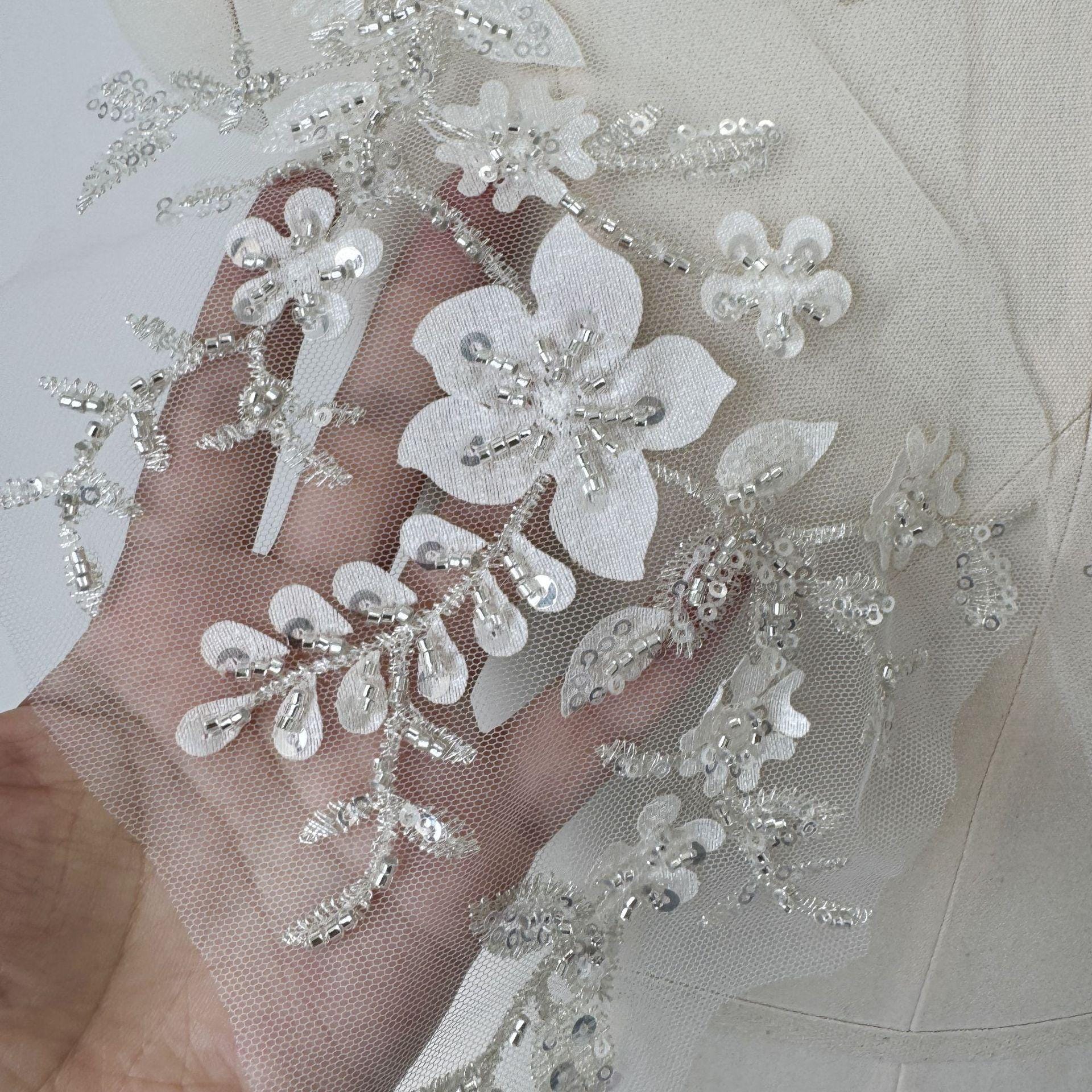 Tela de encaje con flores y hojas bordadas en blanco 3D, pares