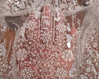 Tessuto di pizzo con perline di paillettes bianche, pizzo floreale di lusso per abito da sposa, tessuto di applique floreale in tulle con ricamo a onde tagliato su misura