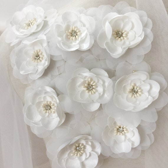 1 pieza Malla para envolver flores con flor de tela blanco para regalo, Moda de Mujer