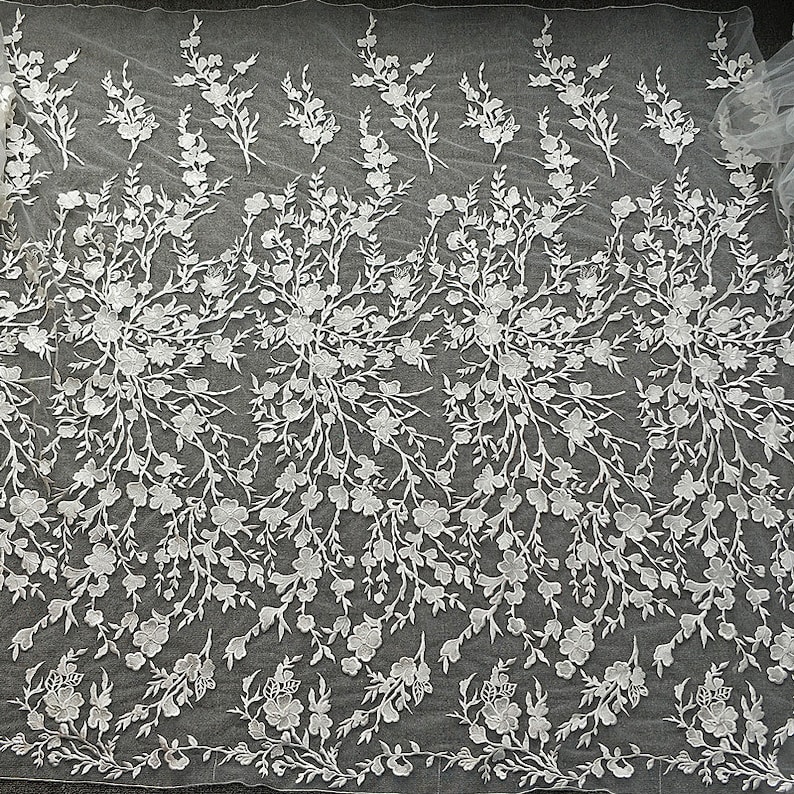 Tela de encaje bordado blanco marfil, encaje floral para vestido de novia, encaje de flores de tul de rayón con hojas cortadas a medida imagen 3