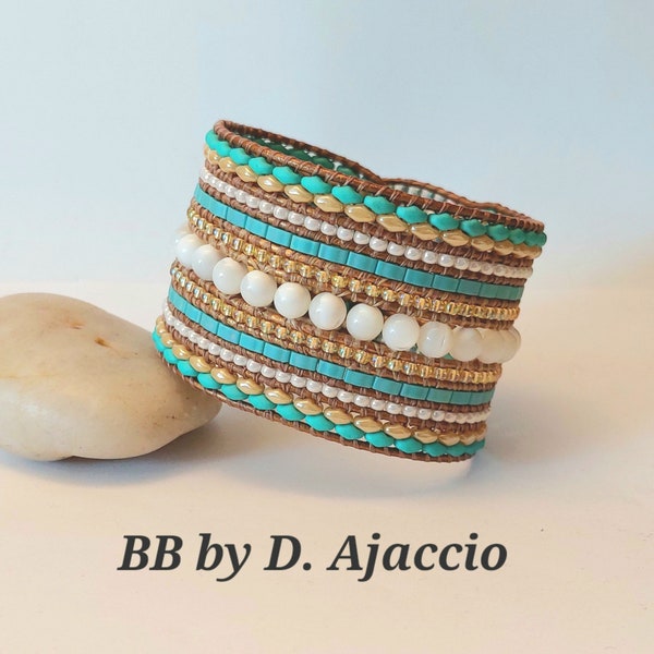 Bracelet Multi-Rangs en cuir et perles de Nacre. Manchette boheme turquoise en cuir et perles. Southwest, Boho Leather beaded wrap bracelet