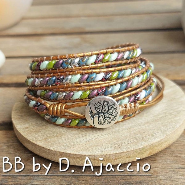 Bracelet wrap en perles Superduo et Cuir. Manchette Multi-Rangs en perles, style Southwest, mauve et vert. Boho leather beaded wrap bracelet