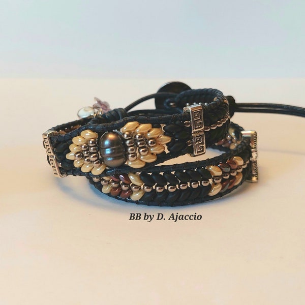 Bracelet en cuir avec perle de culture de Tahiti. Bracelet wrap en perles superduo. Bracelet en perles de verre et perle Cerclée de Tahiti