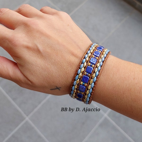 Wrap Bracelet multi-rangs en cuir et perles. Manchette large tissée tile beads et superduo. Boho leather wrap bracelet, bleu, beige picasso.