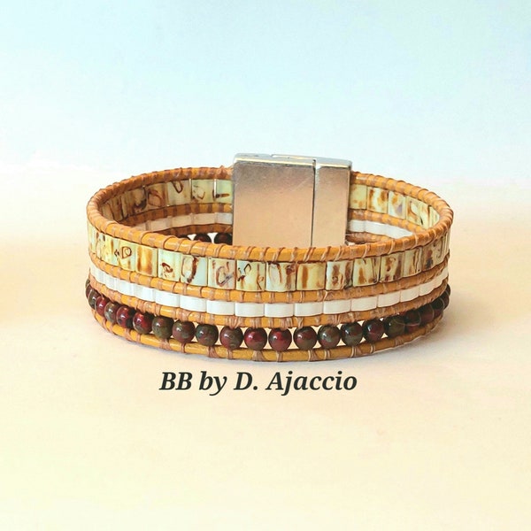 Wrap bracelet Tila beige, bordeaux Picasso. Manchette multi-rangs en cuir et perles Miyuki. Boho leather wrap bracelet, style Southwest.