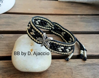 Bracelet Wrap multirangs en perles Superduo. Manchette bohème en cuir et perles Miyuki, noir, argenté. Boho leather beaded wrap bracelet.