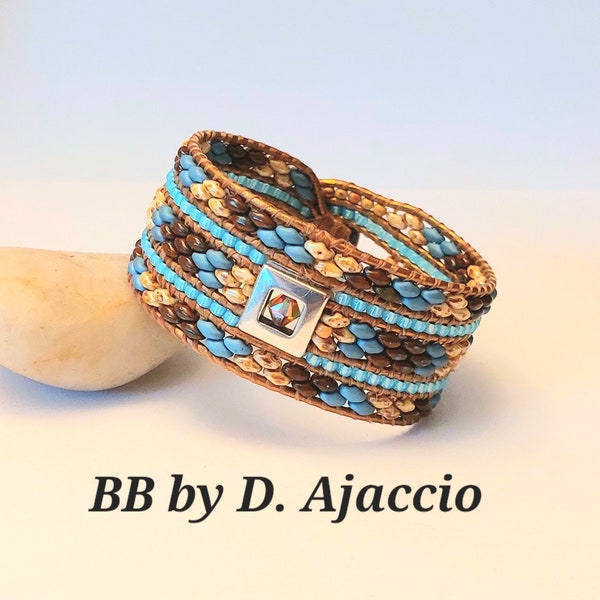 Manchette en perles Superduo. Bracelet large en cuir et perles. Boho leather beaded wrap bracelet. Southwest Bracelet bleu, beige picasso.