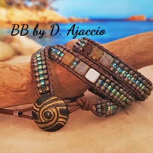 Wickel Lederarmband und Steinperlen, Breite blaugrüne Manschette. Boho Leder Wrap Armband Made in France
