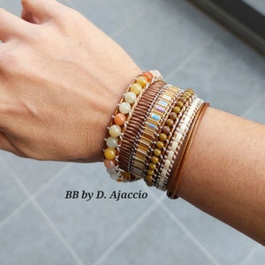 Wickeln Sie das Armband in Aventurin-Perlen. Perl- und Ledermanschette. Wickelarmband aus Leder im Boho-Stil. Manschette aus Südwestperle und Leder