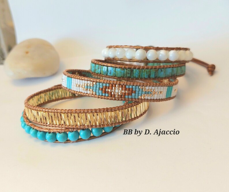 Bracelet wrap en perles de Nacre. Manchette Tila Miyuki turquoise, blanc, doré, style bohème pour femme. Boho Leather beaded Wrap Bracelet. image 10