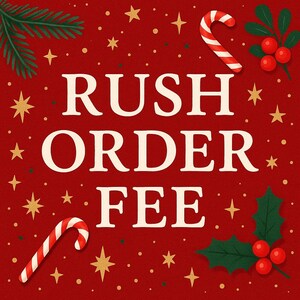 Könnte beinhalten: Festlicher roter Hintergrund mit dem Text "RUSH ORDER FEE" in weißen Buchstaben. Das Design umfasst goldene Sterne, Zuckerstangen, Stechpalmen und Tannenzweige, die ein weihnachtliches Thema schaffen.