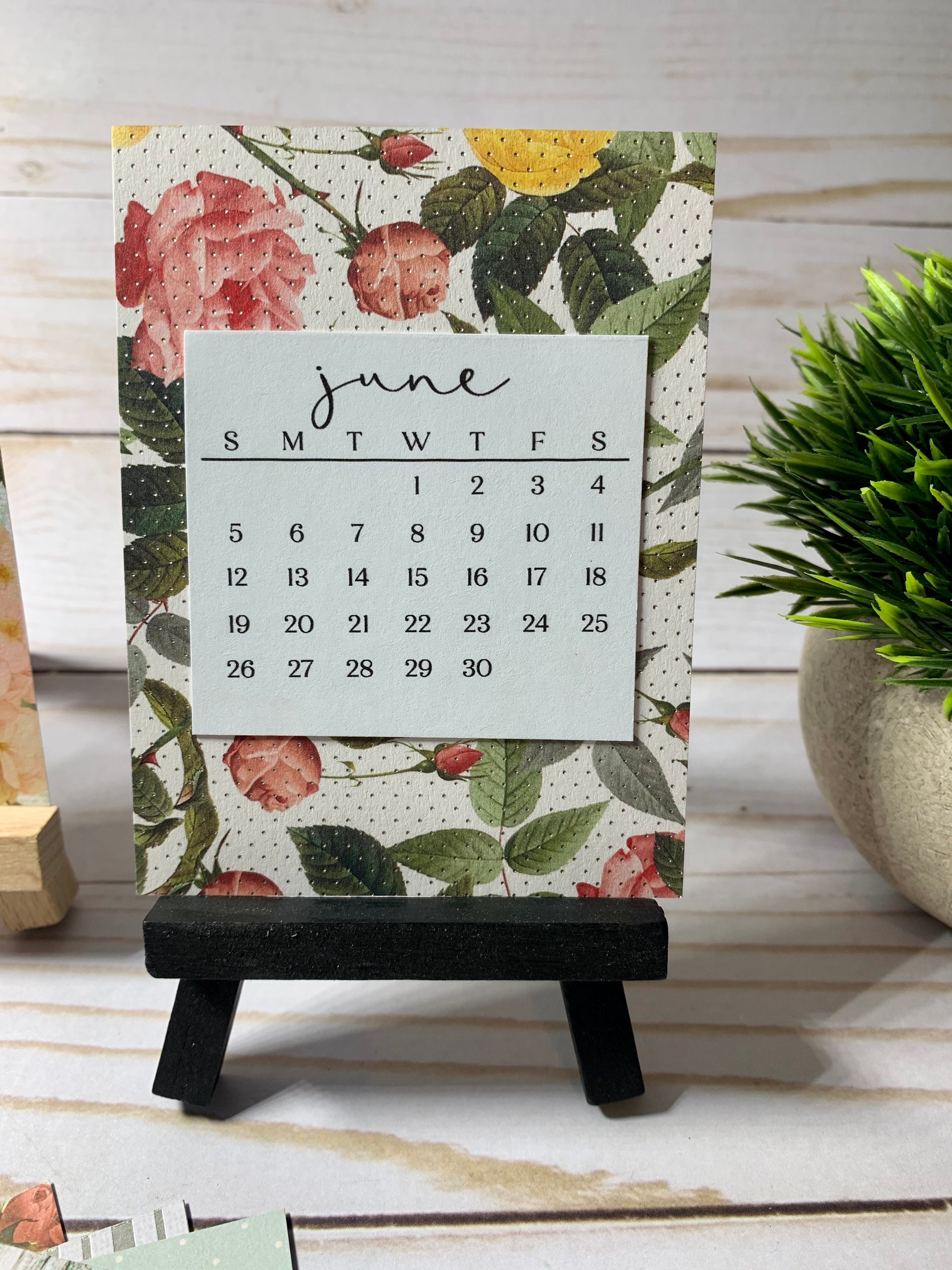 Small Desk Calendar, 2024 MINI Calendar Cards and Stand, 2023 Floral  Calendar, Cubicle Decor for Women, Desk Accessories, Work Gift Under 20 