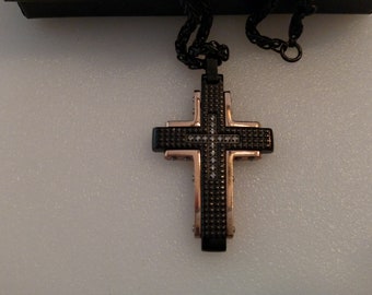 Croix en acier inoxydable noir et en acier avec garniture dorée et zircone cubique