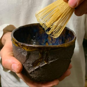 Cuenco para té matcha Chawan, cuenco de cerámica negra, vajilla japonesa hecha a mano Wabi Sabi