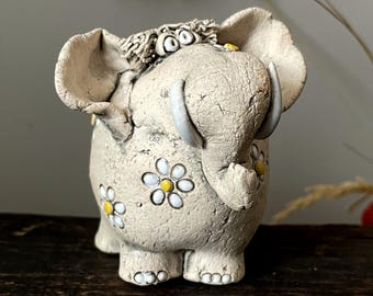 高級陶器　ゾウさん　象　置物　台　と　円形　うつわ　メダカ入れ　美術品 高級陶器 ゾウさん 象 置物 台 と 円形 うつわ メダカ入れ 美術品 高級陶器