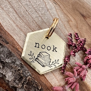 PETITE ÉTIQUETTE - Médaille livre pour animal de compagnie - Rat de bibliothèque - Médaille pour chat - Livre - Médaille pour chien - Médaille pour chat - Petite médaille pour chien - Book Nerd - Médaillon pour animal de compagnie - Booktok - Lecteur