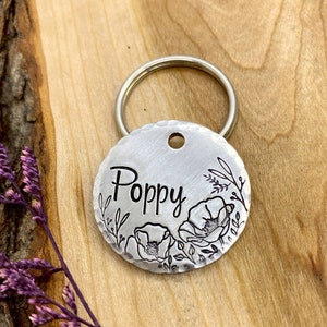 Poppy Hundemarke - Hundemarke - Hundehalsbandmarke - Haustier Namensmarke - Handgestempelte Hundemarke - Individuell - Floral - Personalisiert - Wildblumen