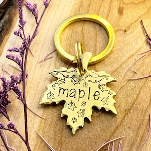 Ahornblatt Hundemarke - Ahornblatt Form - Hundemarke - Hundehalsbandmarke - Haustier Namensmarke - Handgestempelte Hundemarke - Individuell - Personalisiert