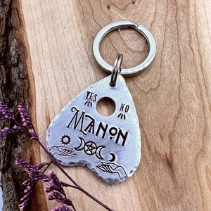Huisdieridentificatielabel - planchette - hondenpenning - halsbandtag - naamkaartje huisdier - gestempeld hondenpenning - aangepast - gepersonaliseerd - Halloween - heks - geestbord