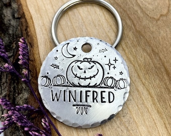 Placa de identificación de calabaza para perro: Halloween, murciélagos, cielo nocturno, espeluznante, identificación personalizada para mascotas