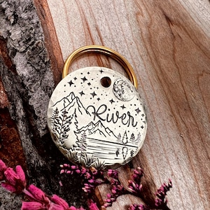 ロッキーマウンテンドッグタグ：湖のデザイン、森、山、キャンプ、満月、パーソナライズされたペットID