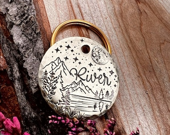 Placa de identificación de las Montañas Rocosas: diseño de lago, bosque, montañas, camping, luna llena, identificación personalizada para mascotas