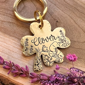 Klee Hundemarke - Klee Form - Hundehalsband Marke - Haustier Namen Marke - Gestempelt Hundemarke - Individuell - Personalisiert - Kleeblatt - Wildblumen