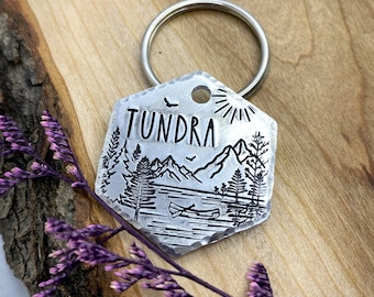 Placa de identificación de Mountain Lake: diseño de río, bosque, canoa, sol, reflejo, identificación personalizada para mascotas