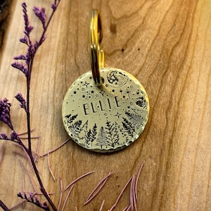 満月のドッグタグ：森のデザイン、キャンプ、夜空、パーソナライズされたペットID