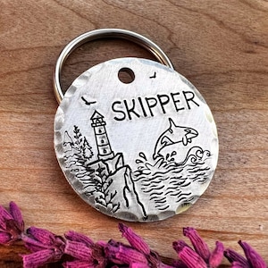 Orca Dog Tag: oceaanontwerp, orka, golven, vuurtoren, kust, gepersonaliseerde huisdier-ID