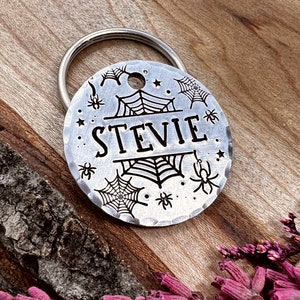 Médaille pour chien toile d&#39;araignée - Médaille d&#39;Halloween - Médaille pour chien araignée - Toiles d&#39;araignée - Halloween - Médaille pour chien estampée à la main - Personnalisé - Chien de taille moyenne - Grand chien
