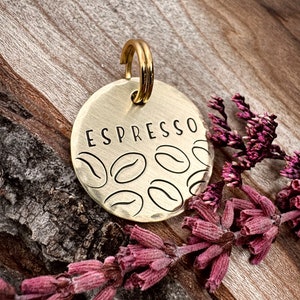 PETITE ÉTIQUETTE - Café Médaille pour animal de compagnie - Espresso - Grains de café - Grain de café - Petite médaille pour chien - Médaille pour chat - Médaille nominative pour animal de compagnie - Carte d'identité personnalisée pour chien - Café pour chien