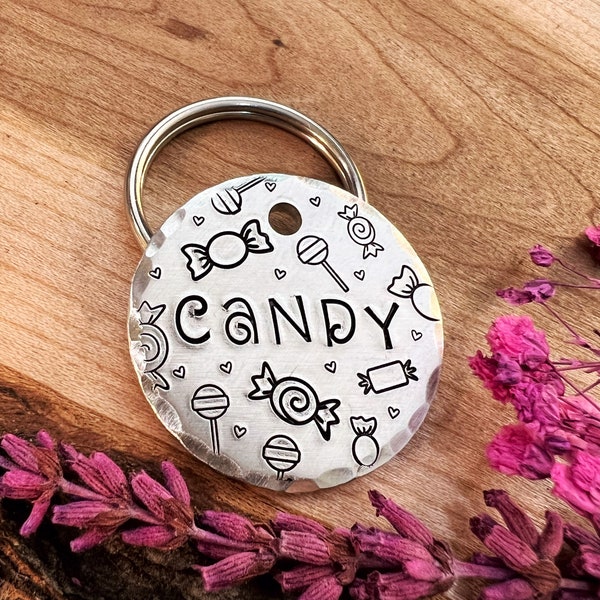 Haustier-ID-Tag – Süßigkeiten – Süßigkeiten – Halloween-Süßigkeiten – Hundemarke – Hundehalsband-Tag – Lollipop – handgestempelt – individuell – personalisiert – niedlich – dick