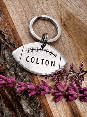 Porte-clés Ballon De Rugby Argenté Avec Gravure Personnalisée - Médaille Personnalisable Pour Cadeau Unique (dimensions : Boucle 3 Cm, Ballon 2,2x1 Cm, Médaille 2 Cm)