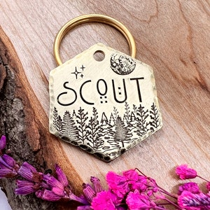 森の犬タグ：満月のデザイン、木、北極星、松、パーソナライズされたペットID